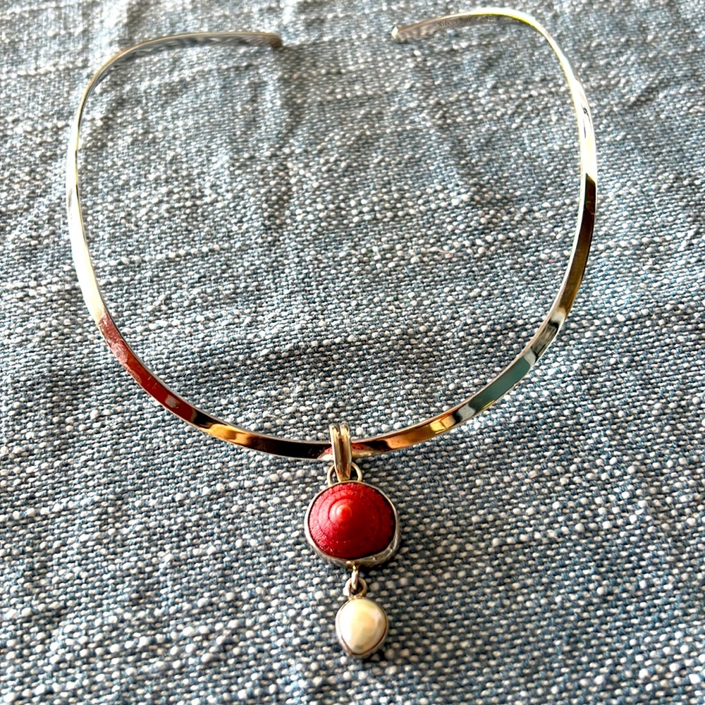 SILVER NECK COLLAR WITH ROSE COLORED SHELL &  SMALL PEARL PENDANT SET IN SILVER